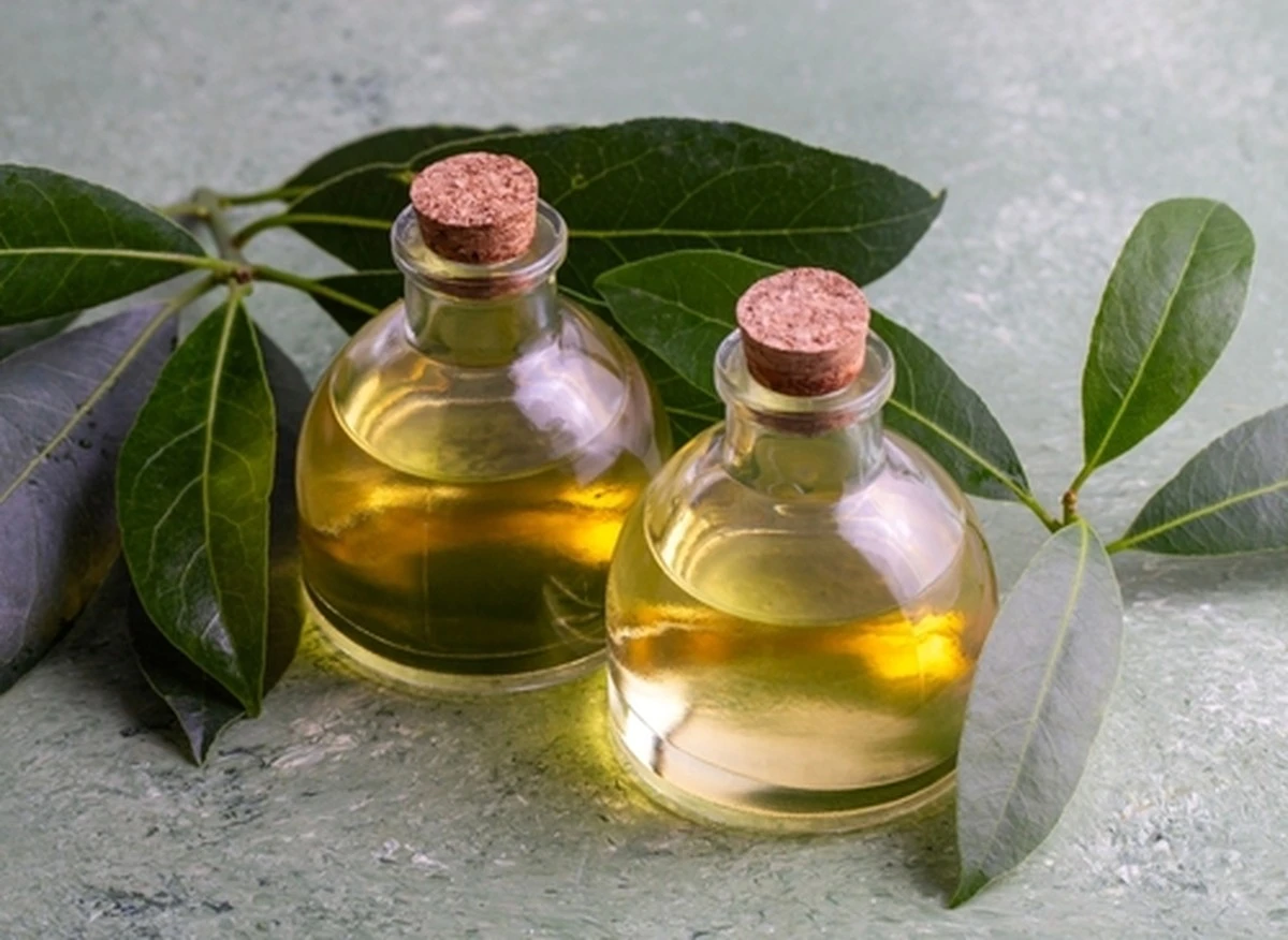 Dlaczego warto trzymać olej laurowy w szafce nocnej