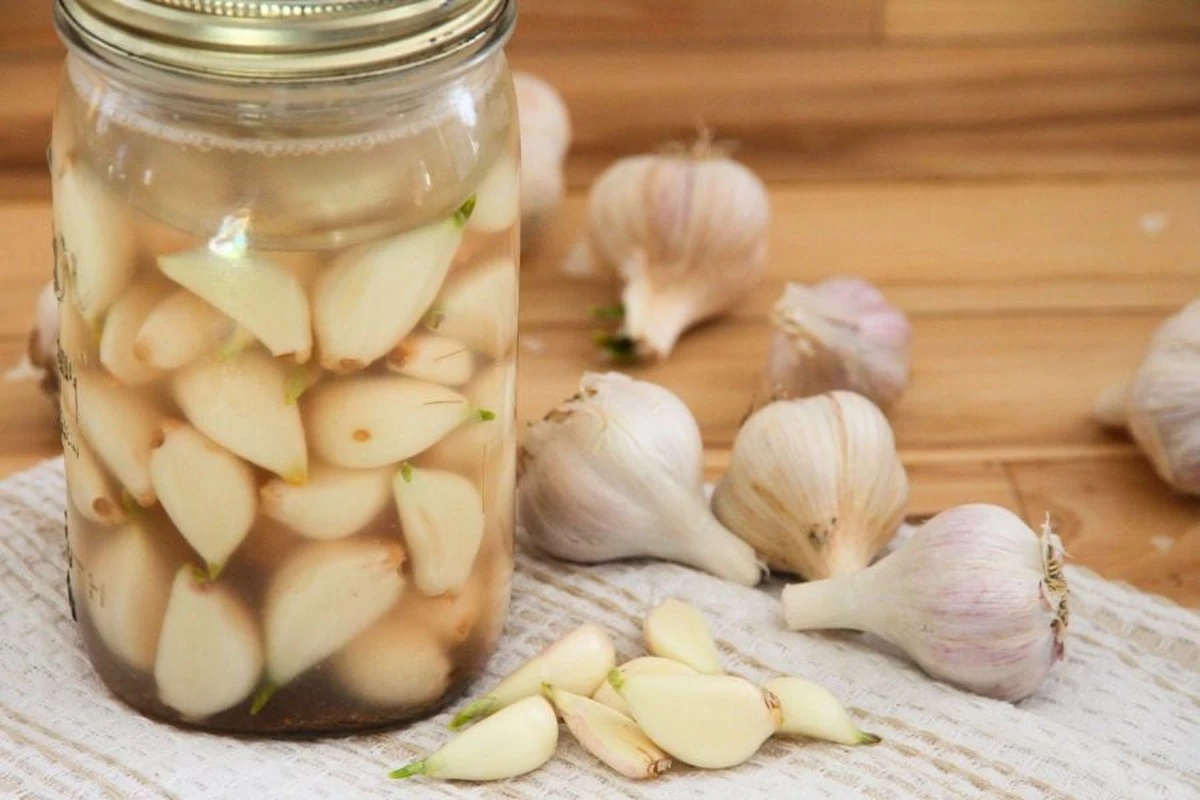 Dlaczego warto zalać czosnek alkoholem i odstawić na 13 dni - image 1