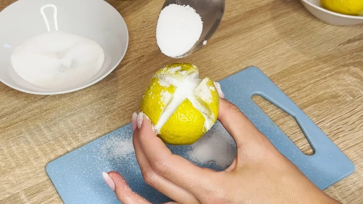 Dlaczego warto kłaść pokrojoną cytrynę na szafce nocnej - image 1