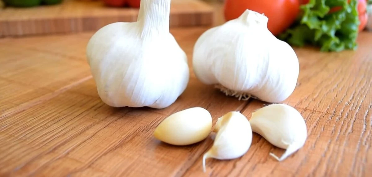 Dlaczego nie wolno jeść czosnku na czczo