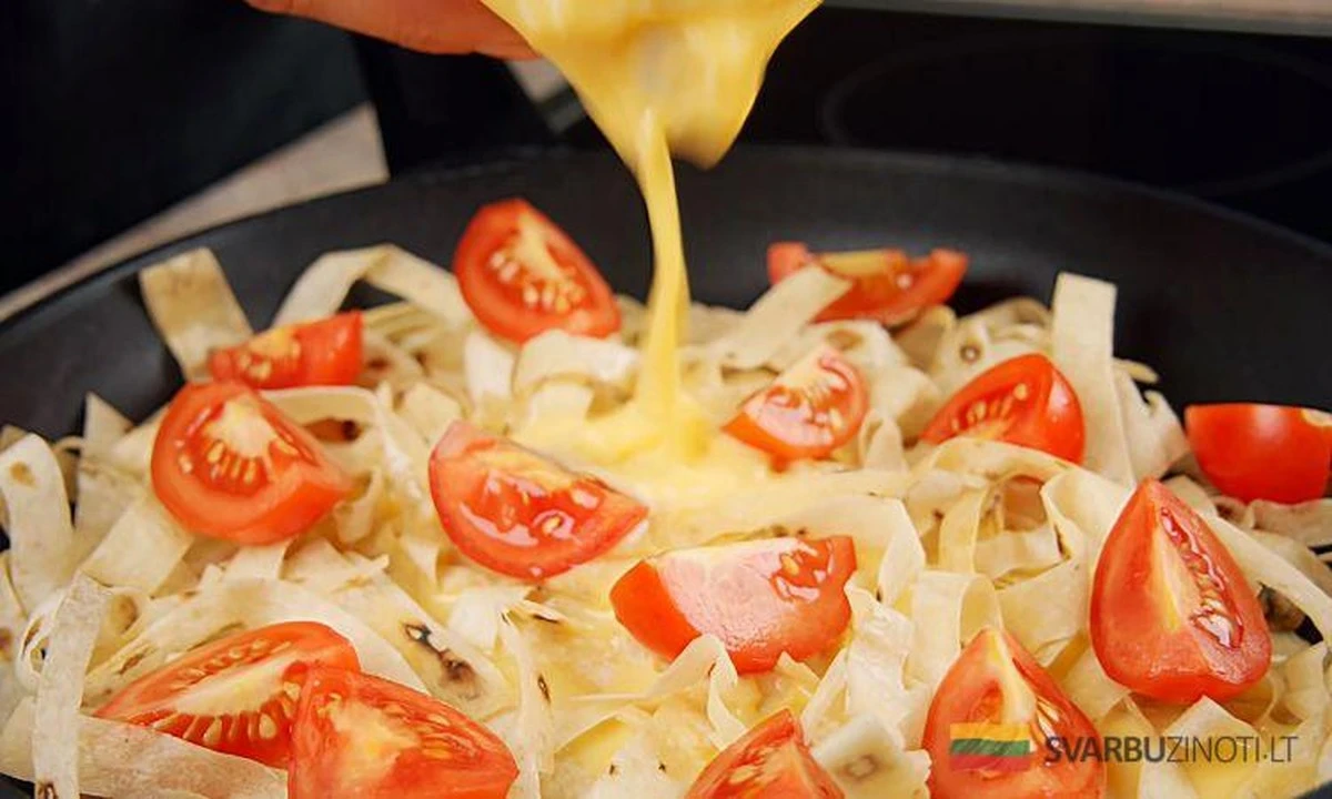 Dlaczego warto wrzucić pocięty lawasz na patelnię zamiast gotować makaron