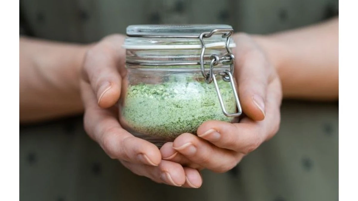 Dlaczego doświadczone gospodynie zawsze wrzucają gałązkę bazylii do słoika z solą