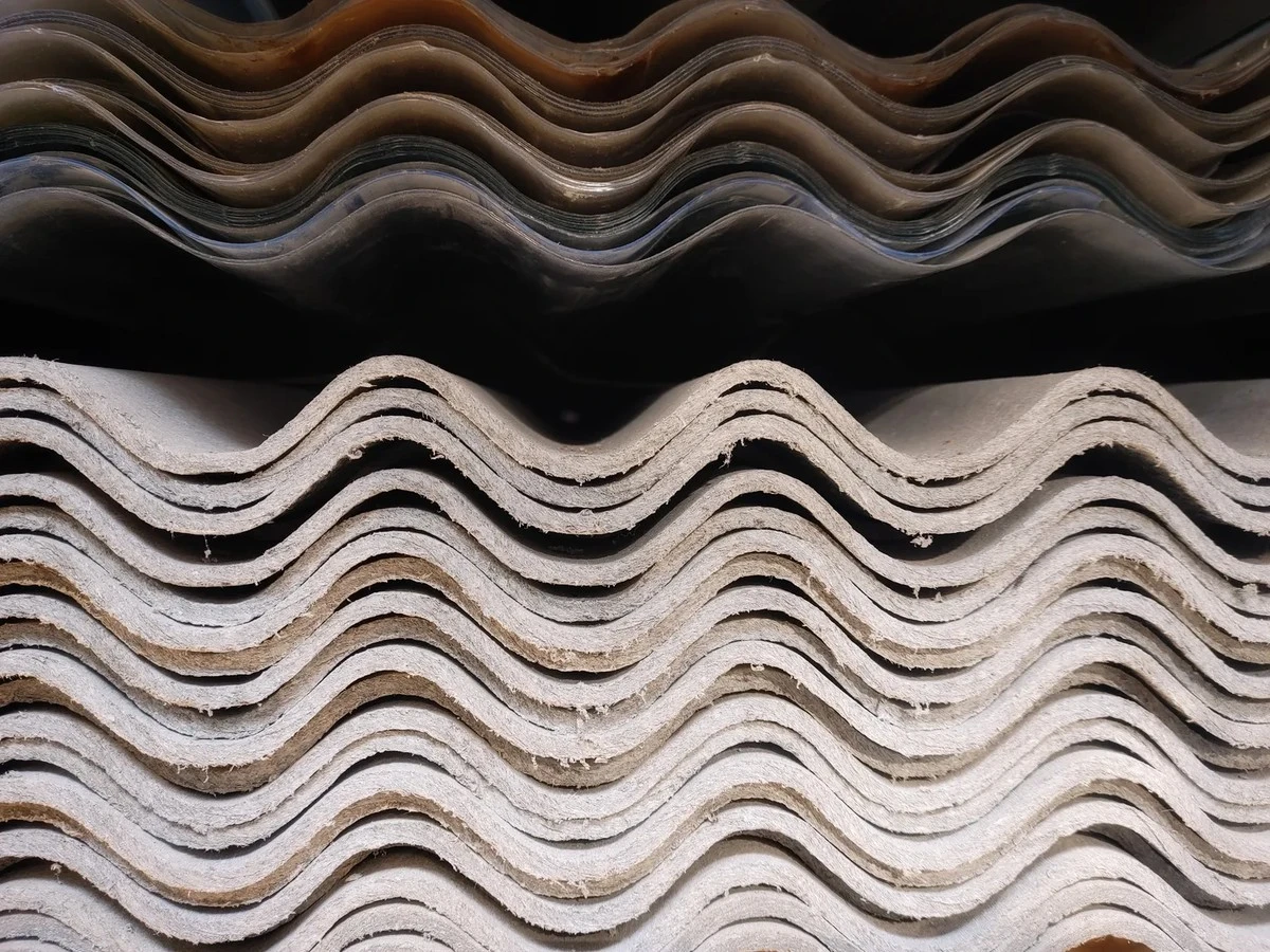 Azbest w Polsce: ukryty błąd na dachu kosztuje zdrowie